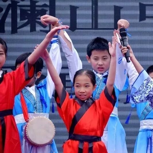 【清澜山学校阳光思维班每日播报点评】王君：她只笑了一次  我却笑了一整天