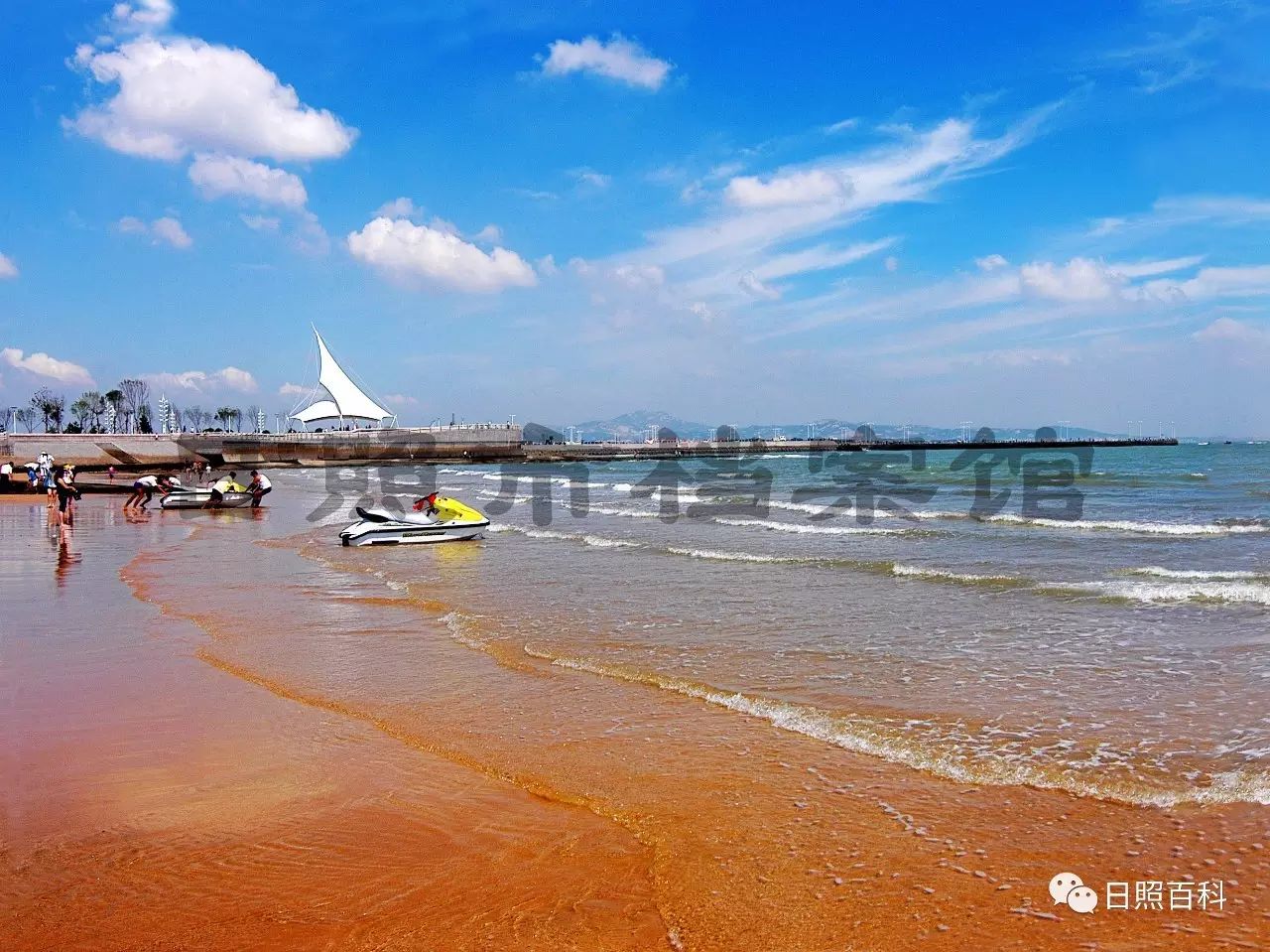 蓝天碧海金沙滩,图片来源于日照市档案馆