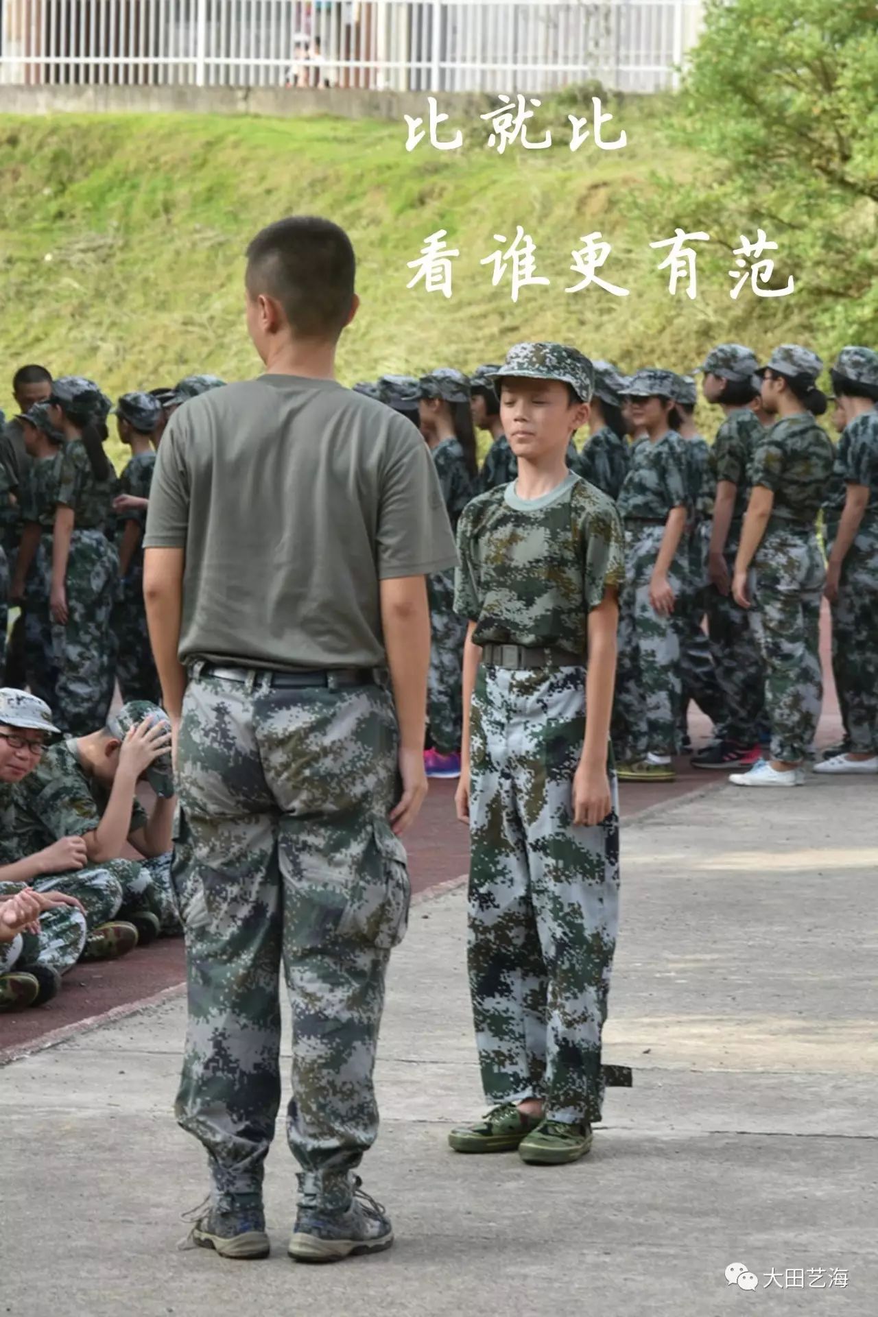 迷彩服一道亮丽的风景(鸿图中学新生军训影记)