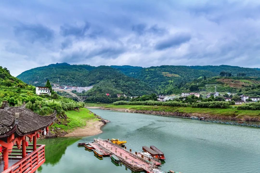 中国唯一挂在瀑布上的古镇，美景不输周庄，被誉“小江南”