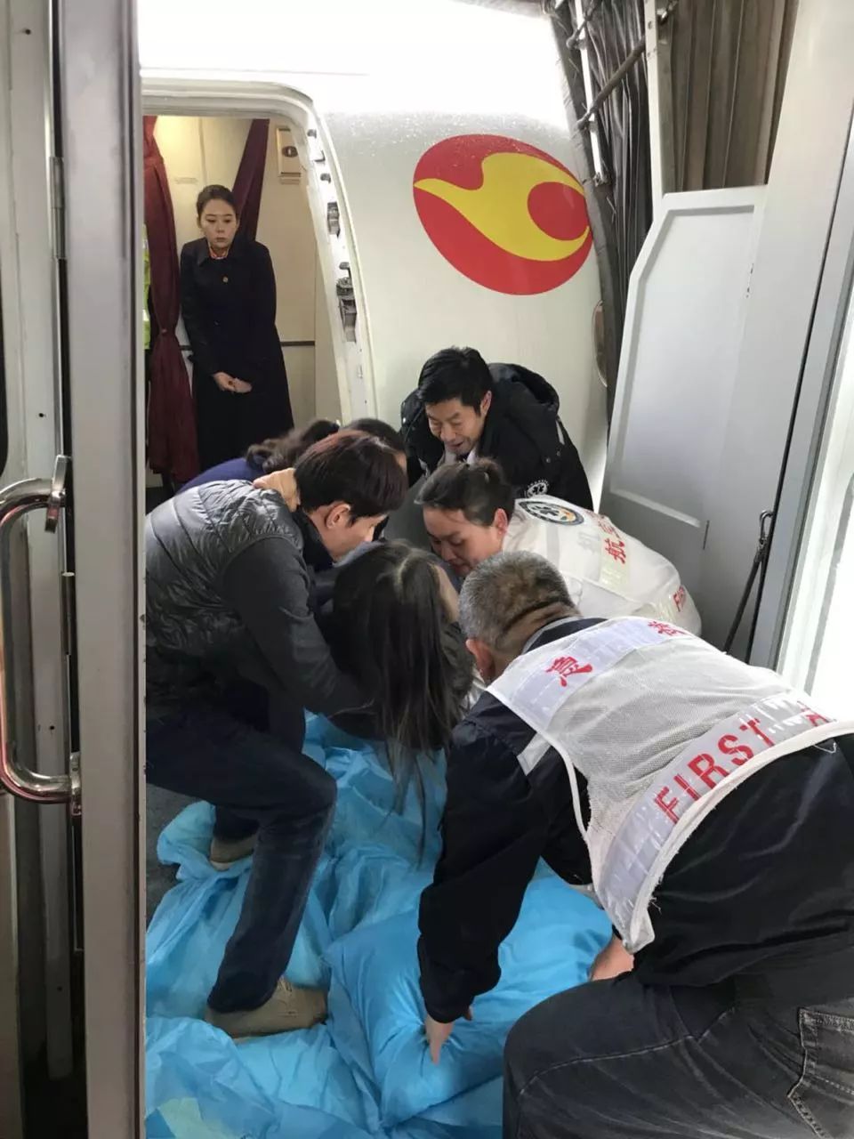 女子怀孕8个月飞机上破羊水,机组人员和乌鲁木齐国际机场急救中心紧急行动