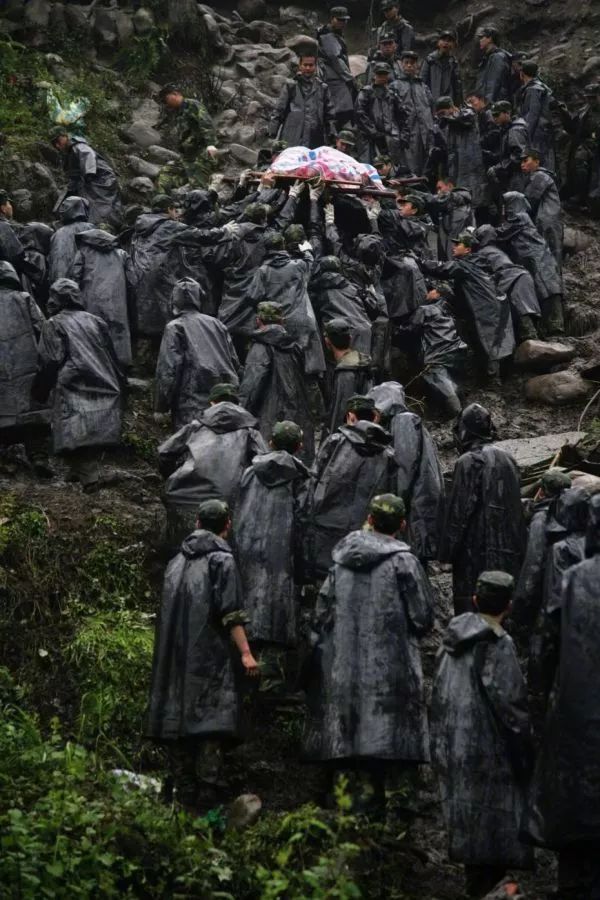 100张记录汶川地震的照片,看完已泪流满面