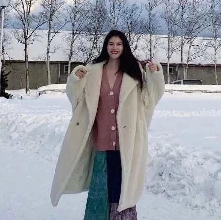 何穗北海道看雪,脚上袜子的穿搭却亮了,网友:受不了的审美