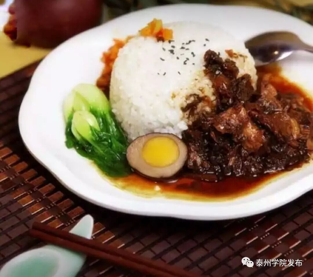 板烧厨房的梅菜扣肉盖浇饭味道也不错哦,口味超级正宗,还有各种铁板