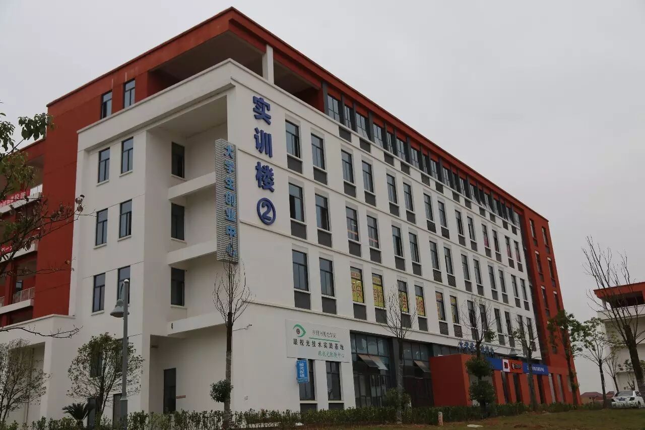 大学生学校创业项目_大学生眼镜店创业项目_大学开店创业好项目