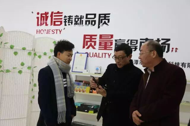 大学生学校创业项目_大学开店创业好项目_大学生眼镜店创业项目