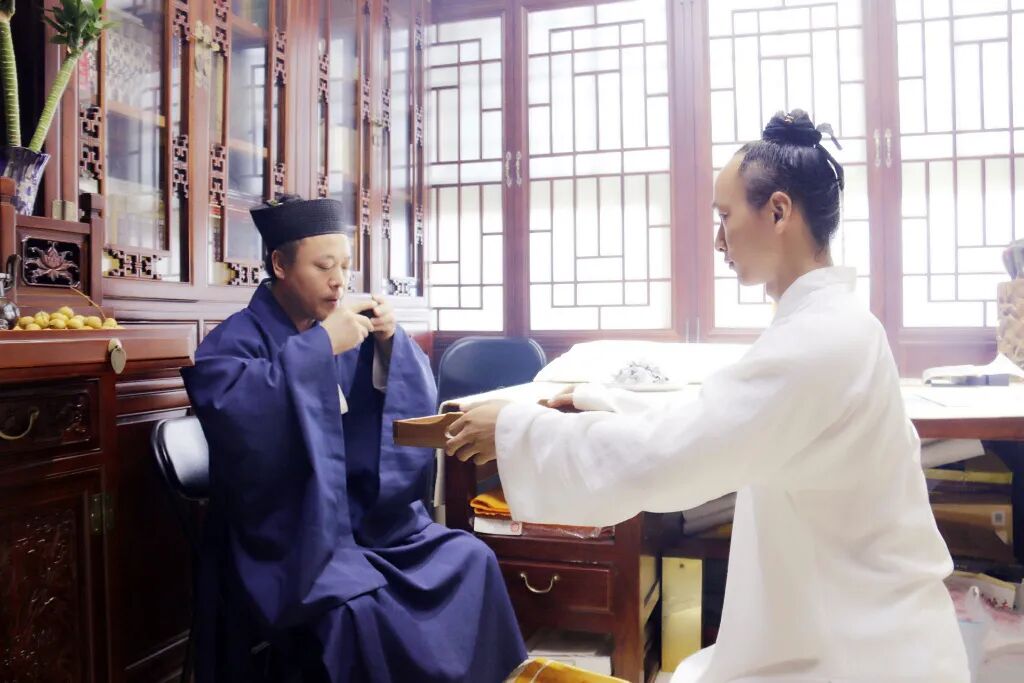 徒弟认真拜师了，却发现师父也不是个完美的人！