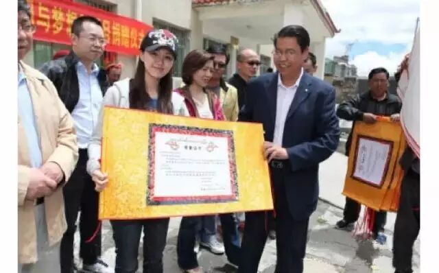 他身价过亿却用20块钱的水杯 堪称最“吝啬”男神