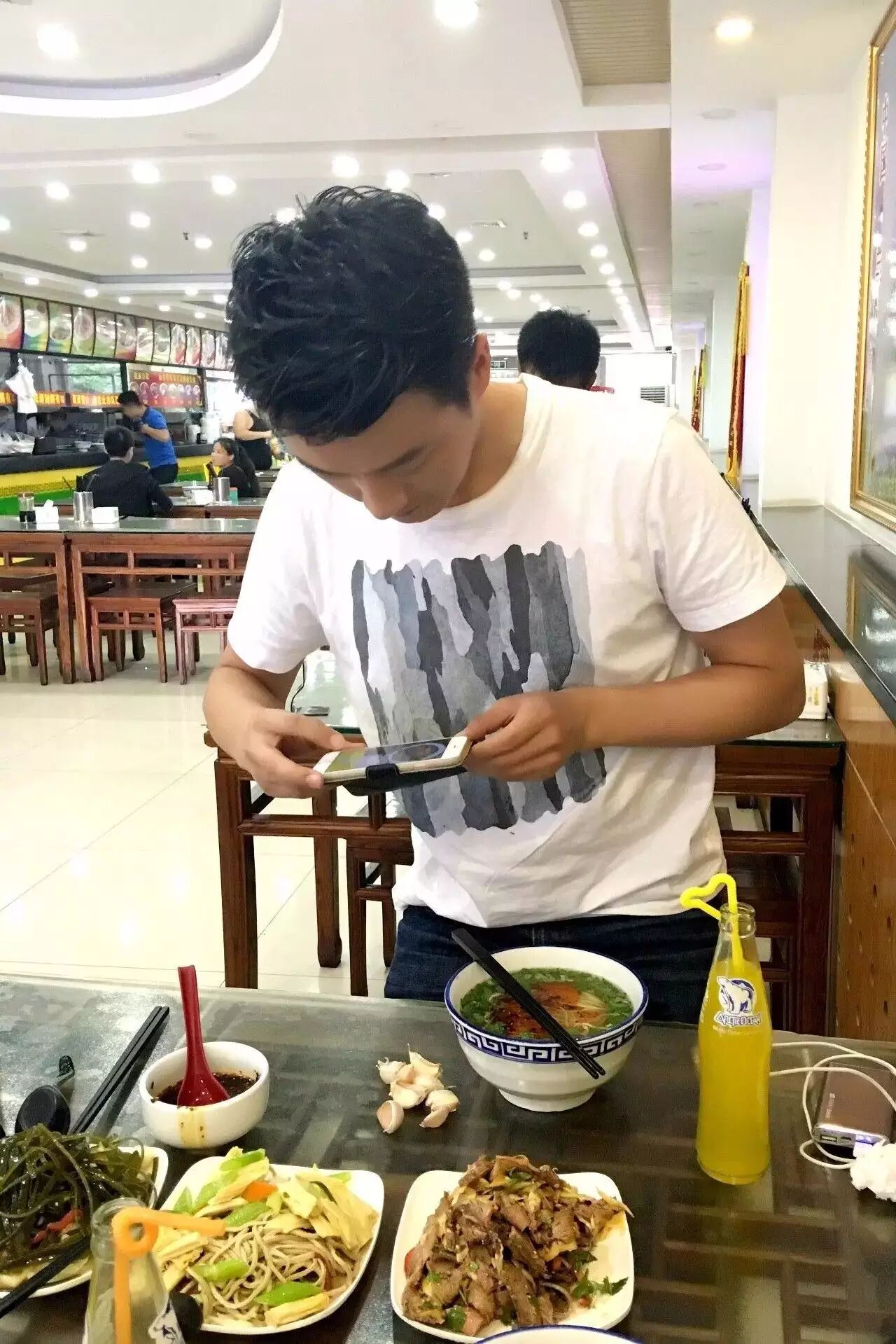 他身价过亿却用20块钱的水杯 堪称最“吝啬”男神