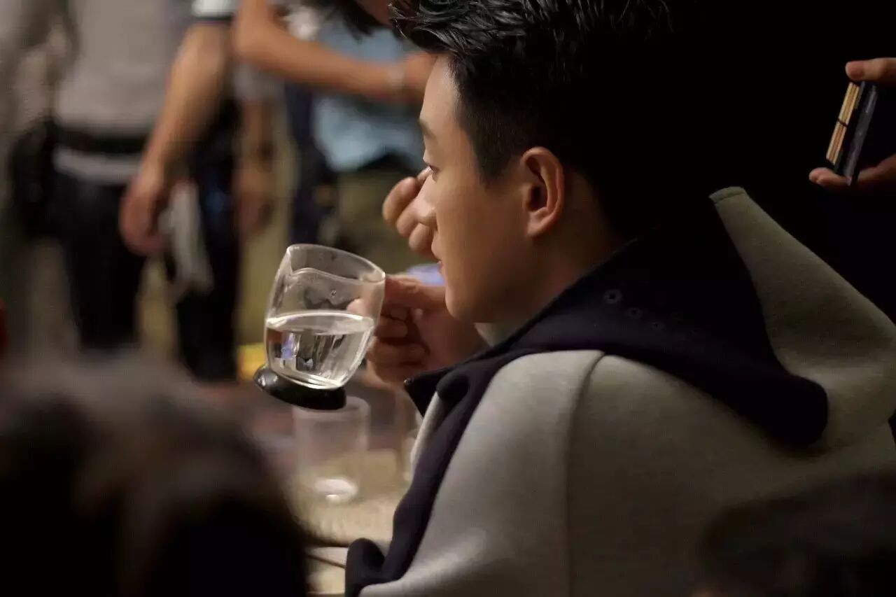 他身价过亿却用20块钱的水杯 堪称最“吝啬”男神