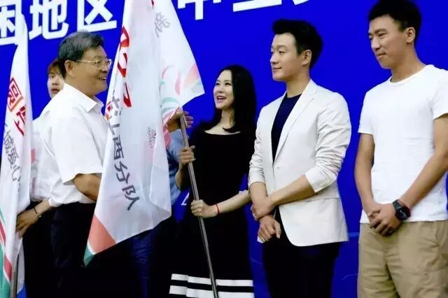 他身价过亿却用20块钱的水杯 堪称最“吝啬”男神