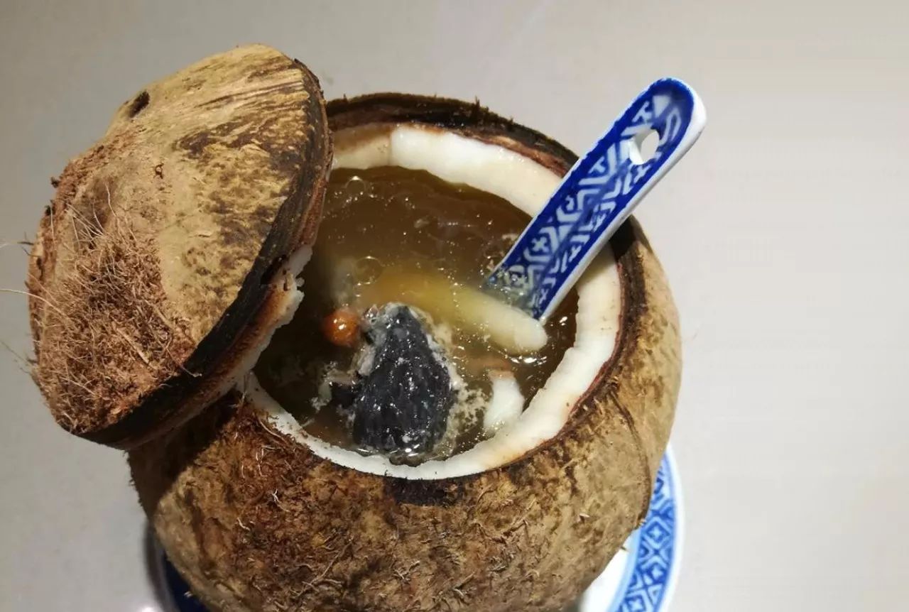 原盅椰子炖鸡经时光蒸炖的清甜