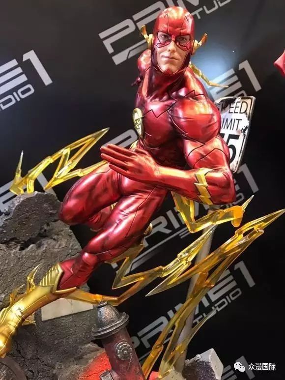 闪电侠,整体造型颇具动感,还原一个高速奔驰的闪电侠造型