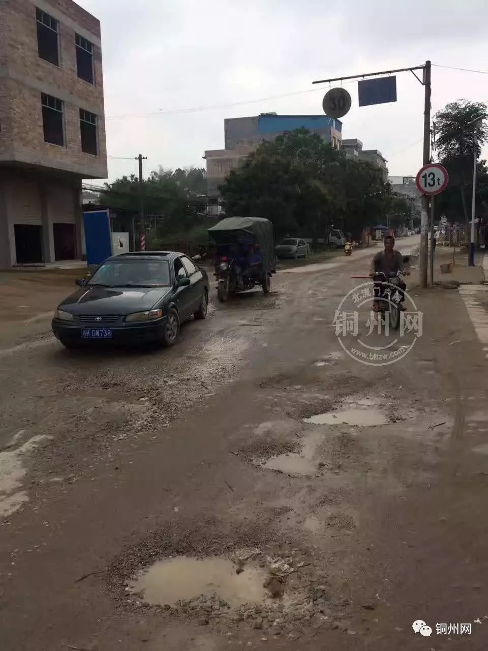 位于北流清湾镇的清湾至宝圩旧路路段的道路已经烂得不堪目睹