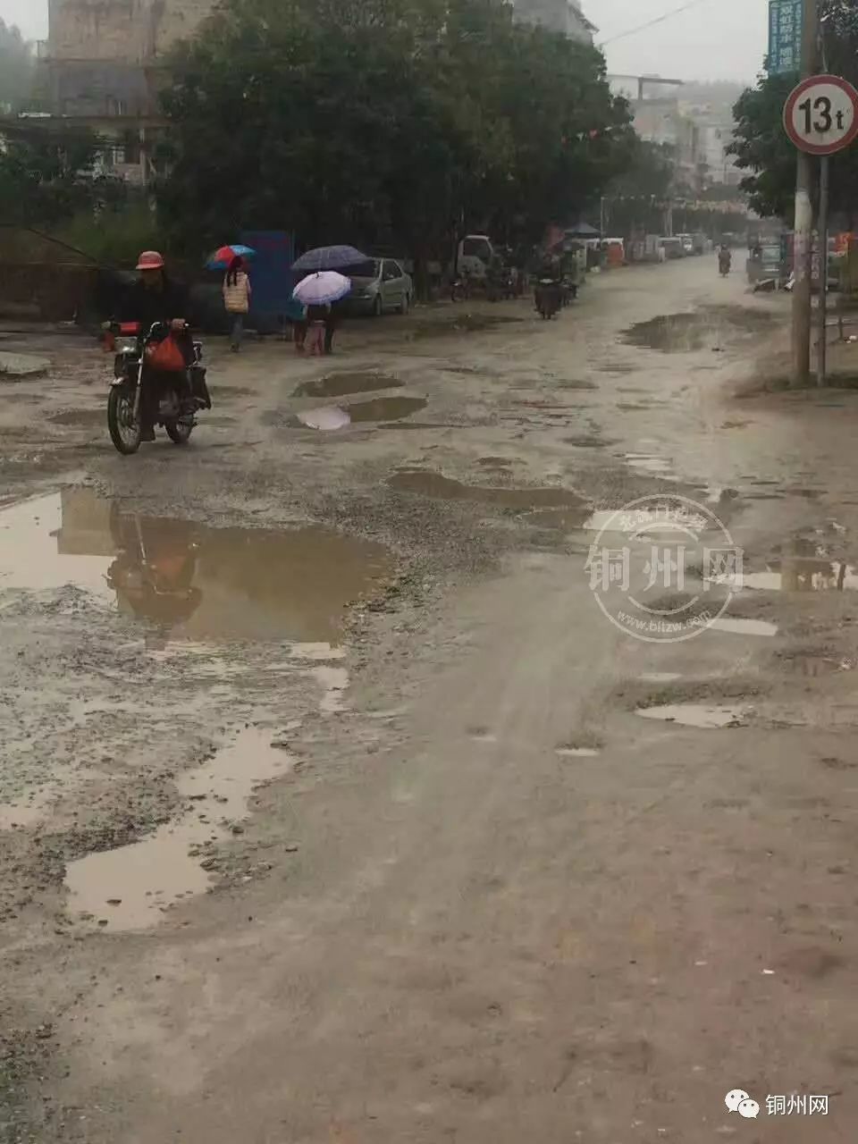 位于北流清湾镇的清湾至宝圩旧路路段的道路已经烂得不堪目睹