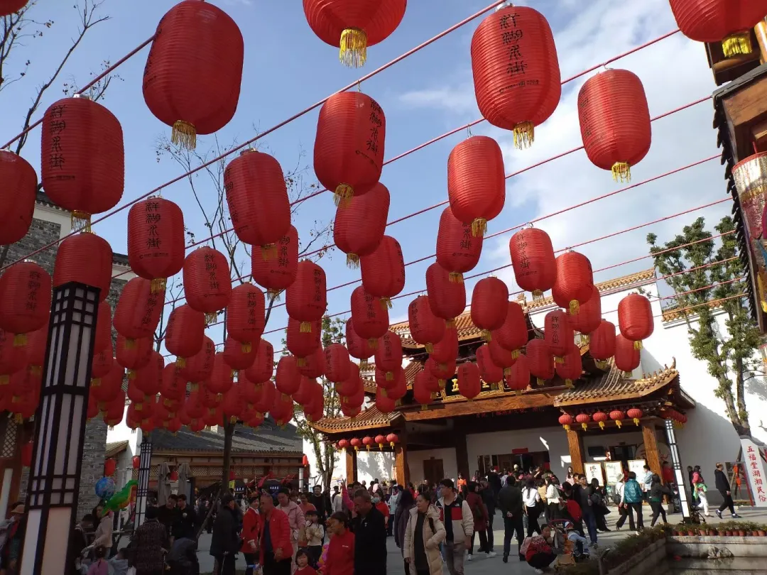 洋湖公园和洋湖水街内处处张灯结彩,一派喜庆祥和的氛围。 图片