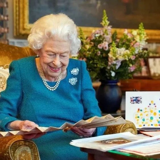 英国官宣接收10万乌克兰儿童入学！英镑跌至8.26！英女王因身体不便缺席重要活