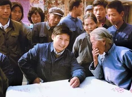 1983年，時任河北省正定縣委書記的習(xí)近平臨時在大街上擺桌子聽取老百姓意見