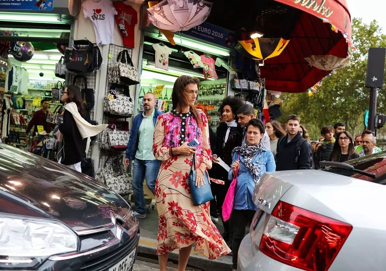 巴黎時裝周街拍 | 酷女孩們都穿典雅長袖洋裝 親子 第14張