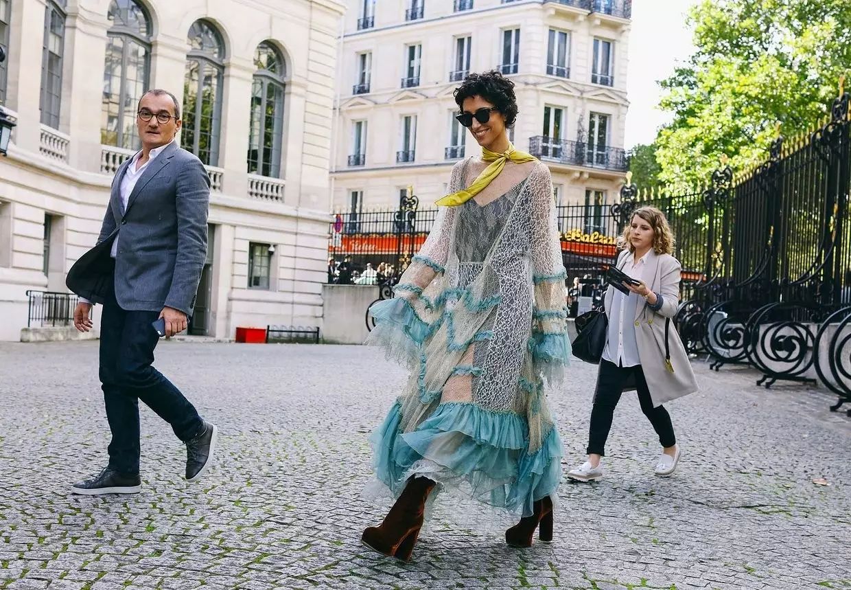 巴黎時裝周街拍 | 酷女孩們都穿典雅長袖洋裝 親子 第22張