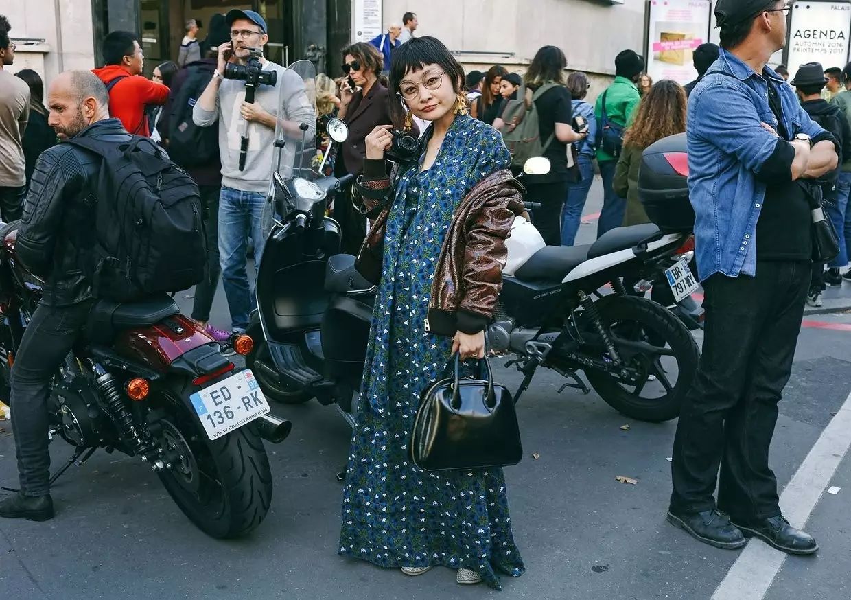 巴黎時裝周街拍 | 酷女孩們都穿典雅長袖洋裝 親子 第18張