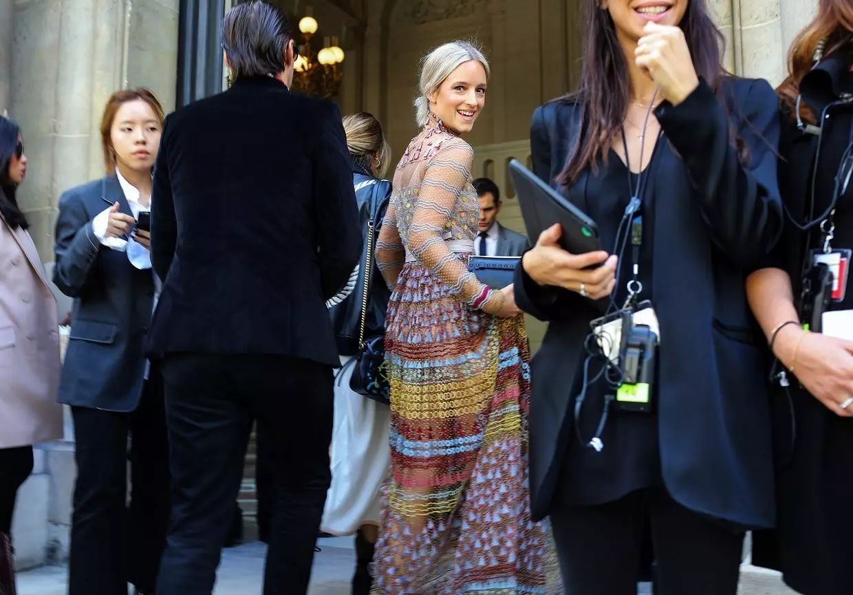 巴黎時裝周街拍 | 酷女孩們都穿典雅長袖洋裝 親子 第9張