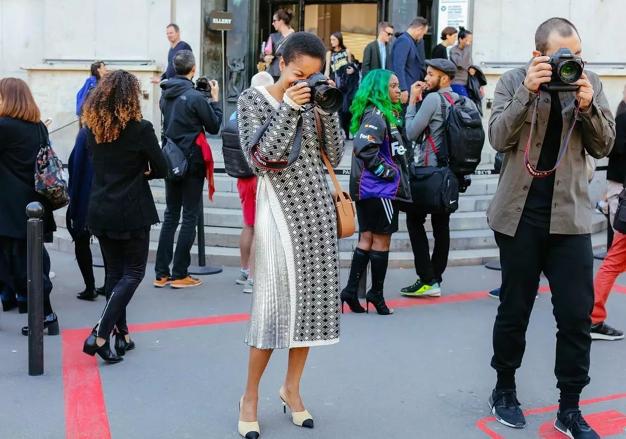 巴黎時裝周街拍 | 酷女孩們都穿典雅長袖洋裝 親子 第21張