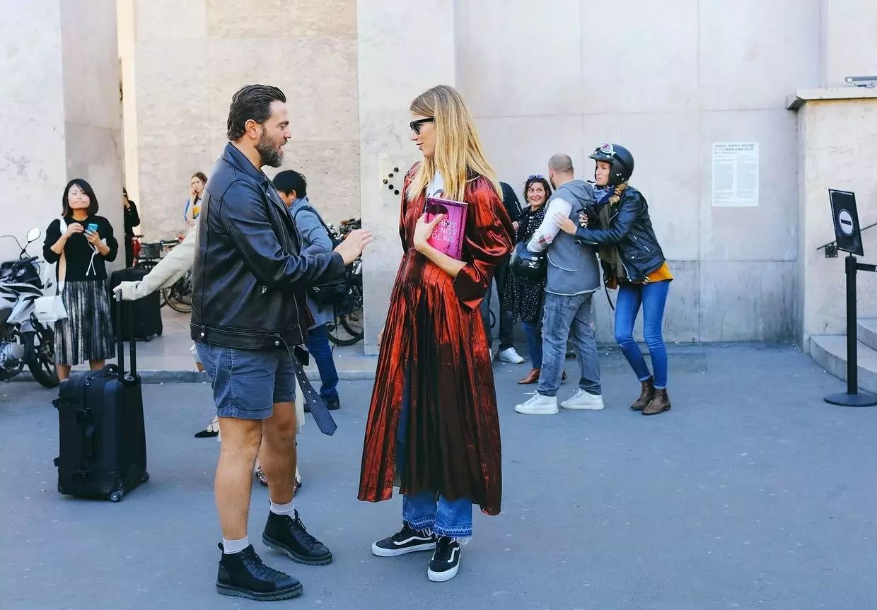 巴黎時裝周街拍 | 酷女孩們都穿典雅長袖洋裝 親子 第4張