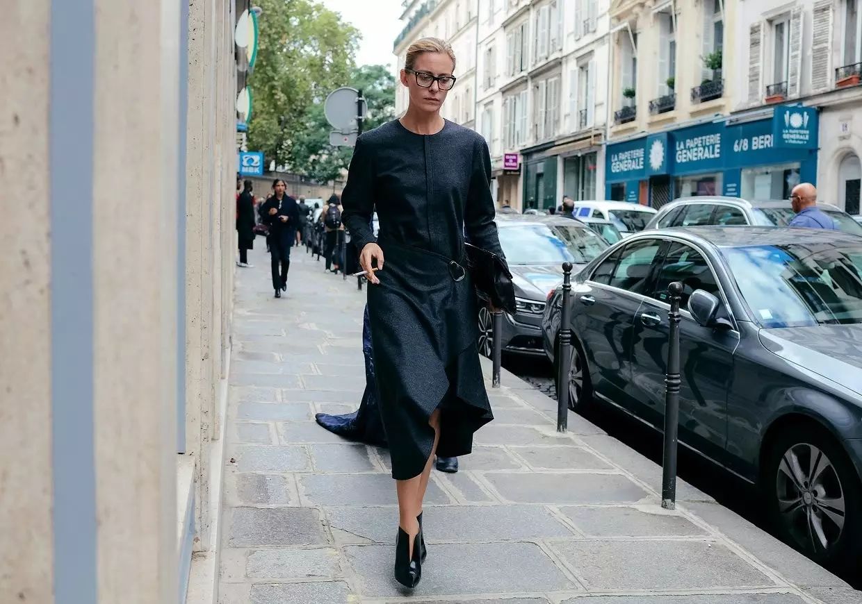 巴黎時裝周街拍 | 酷女孩們都穿典雅長袖洋裝 親子 第8張