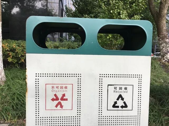 可回收垃圾箱什么颜色_茶叶桶标识_建筑垃圾是可回收垃圾吗