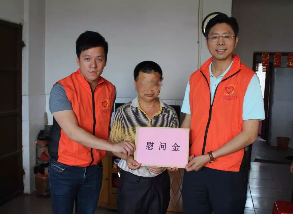 (江门侨青会理事长杨学东,监事长黄柏仁为鹤山市沙坪镇困难归侨学生