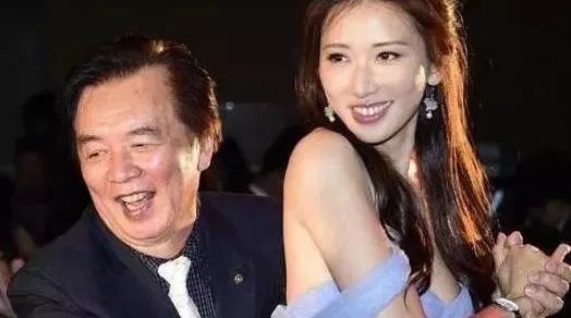 林志玲与富豪父亲参加晚宴,最后一张图眼神亮了