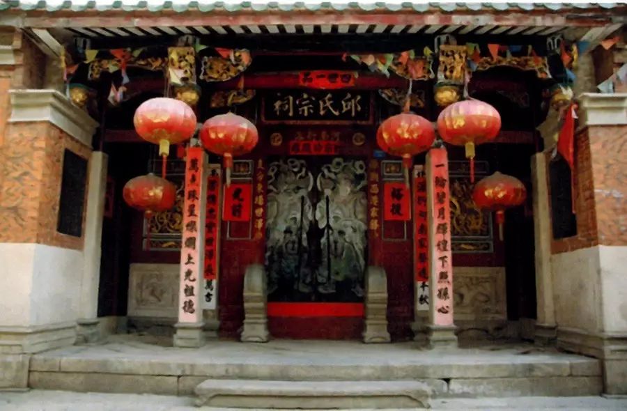 号东坡,元至顺三年(1 332年)出生,初居西港,后移居东埔村,为东埔村邱