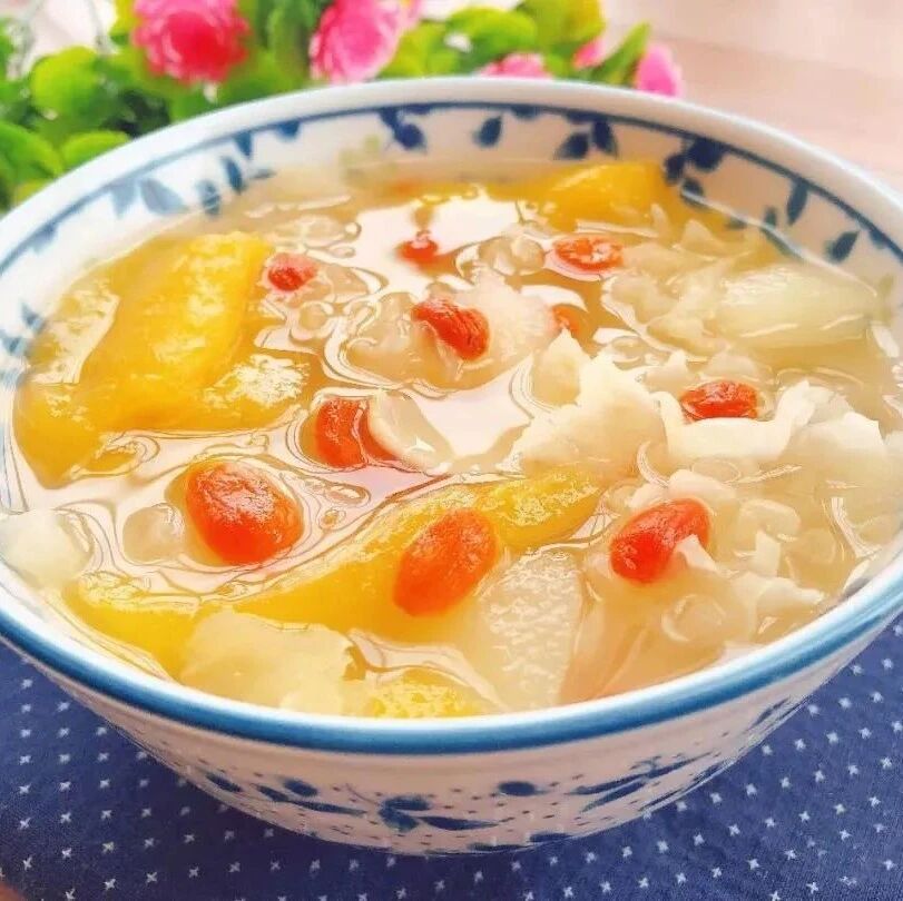 把水果煮成糖水味道甜美，润肺止咳，多给老人孩子煮！