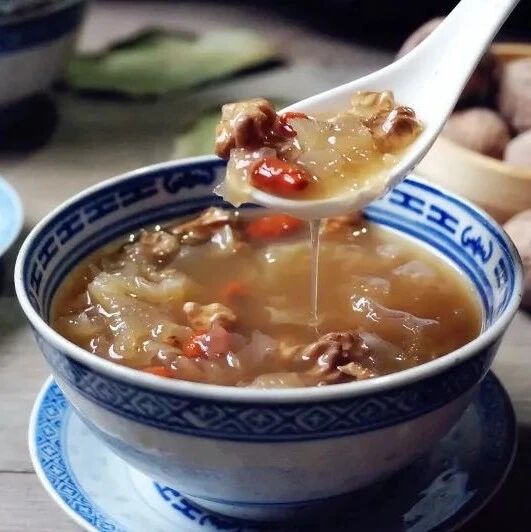 今日立秋丨宜“润”勿“燥”防湿气！4个动作调养身心，照着做给秋天开个好头！