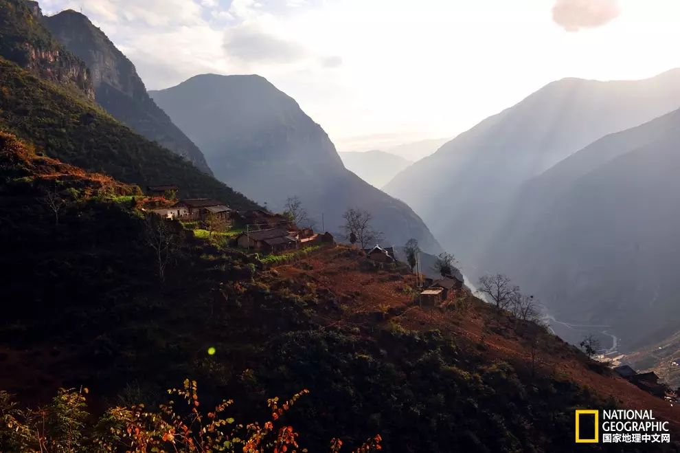 悬崖上的村庄|彝族村民曾经靠云梯下山,溜索过河