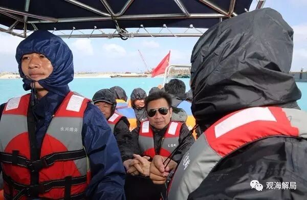 (三沙市领导乘冲锋舟出海)