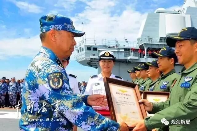 （丁毅中将向舰载飞行员颁证书）