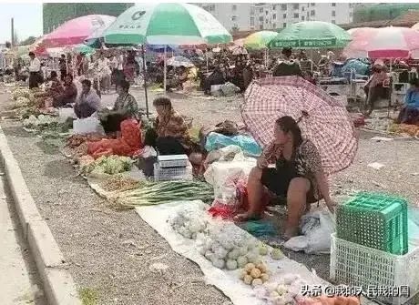 摆地摊是穷人最后的饭碗