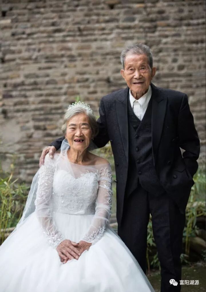 时光深处的爱意——富阳这个村为36对金婚老人拍摄纪念照
