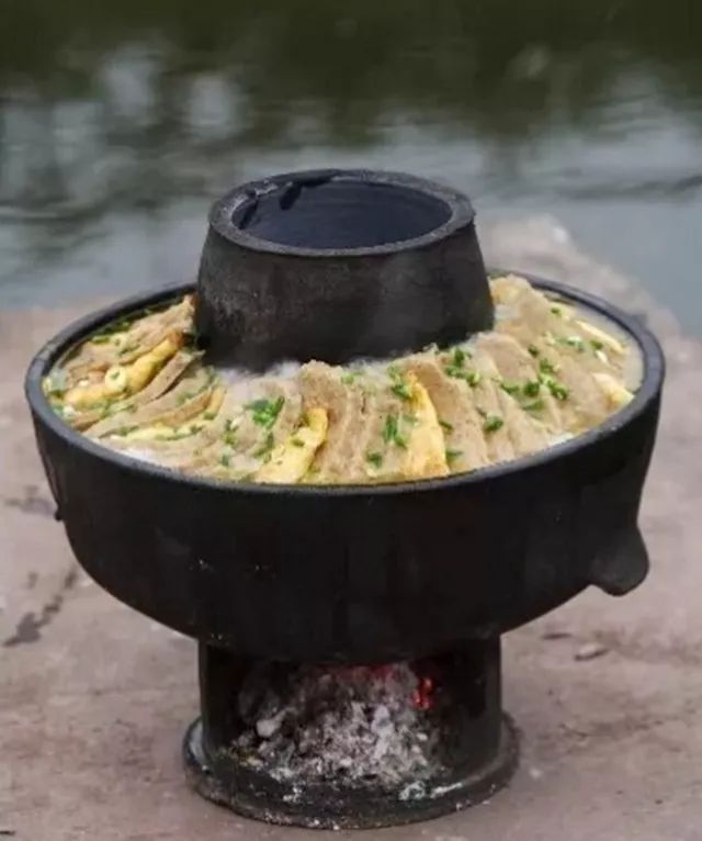 用土砂火锅烧的品芋火锅