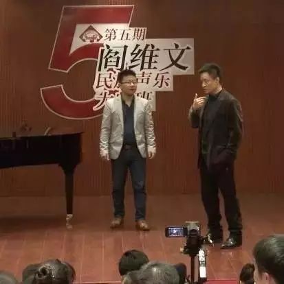 阎维文老师大师班:示范《小白杨》《康定情歌》,声音要唱出来,别窝在喉咙里【5】唱到句尾,劲儿不要往回收 ,喉咙只是通道!