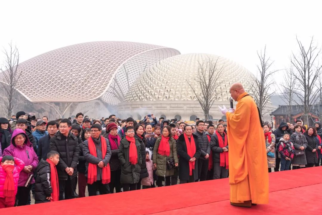 曙光法师为活动做开示,解读对于家训,对于文化的传承