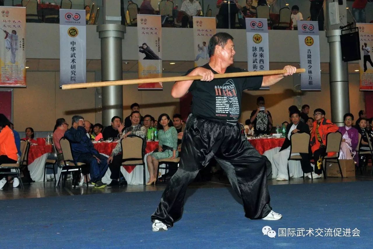 马来西亚老武术家表演的咏春棍法