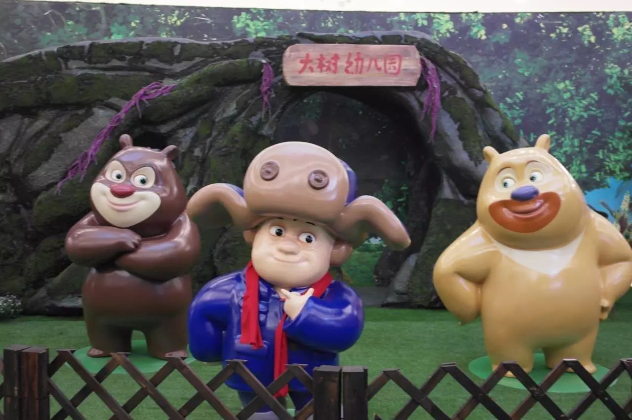 在这个充满童话色彩的大树幼儿园里又开始了一段与 熊熊的"爱恨纠缠"