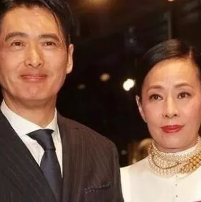 周润发裸捐56亿,宠妻30年却膝下无子,直到妻子哭着说出真相.....