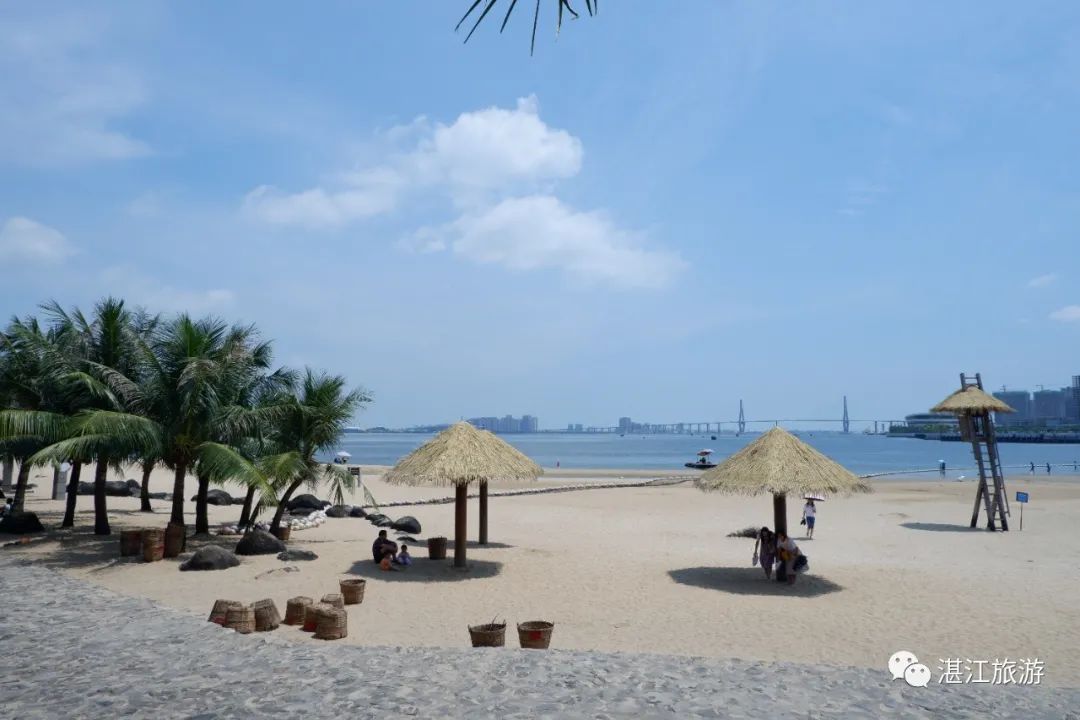 赤坎金沙湾滨海休闲旅游区也可以游走在湛江的城区里住在酒店的海景