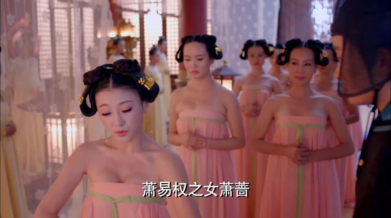 但其实肚兜只是近代的一种说法,唐朝那会杨贵妃穿的叫「诃子」,她