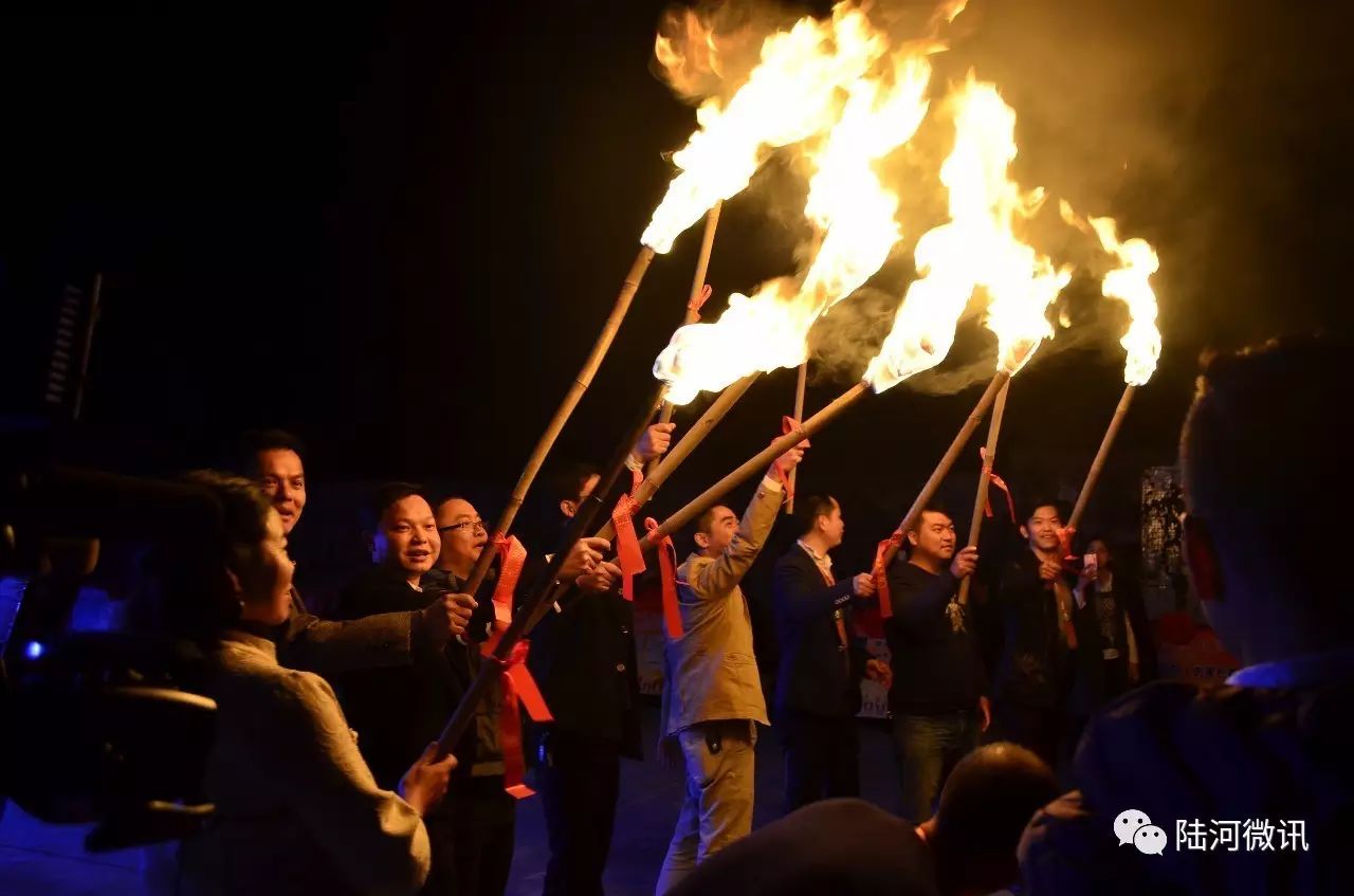 夜幕降临,众人齐举火把点燃篝火.