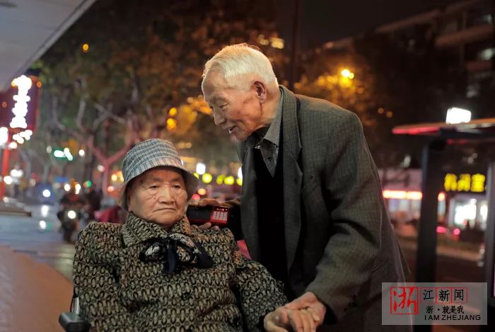 浙江一位88岁老人的爱情:老伴脑中风,为她在医院门口放邓丽君的歌2年